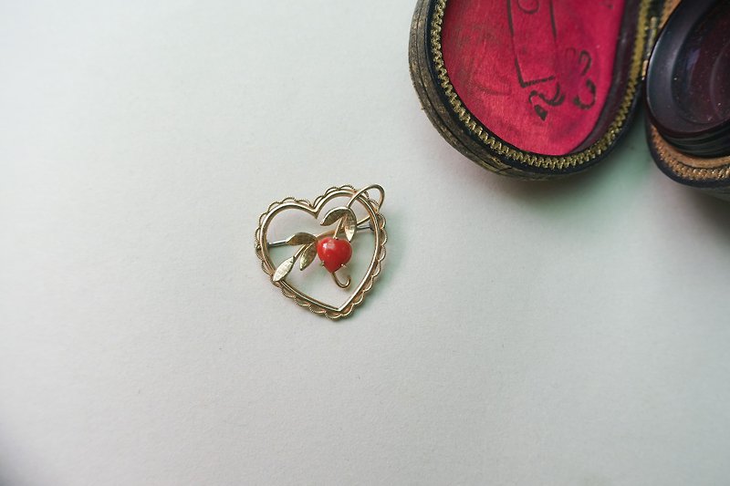 1960s American antique brand Krementz love lace red coral brooch - Brooches - Semi-Precious Stones Gold