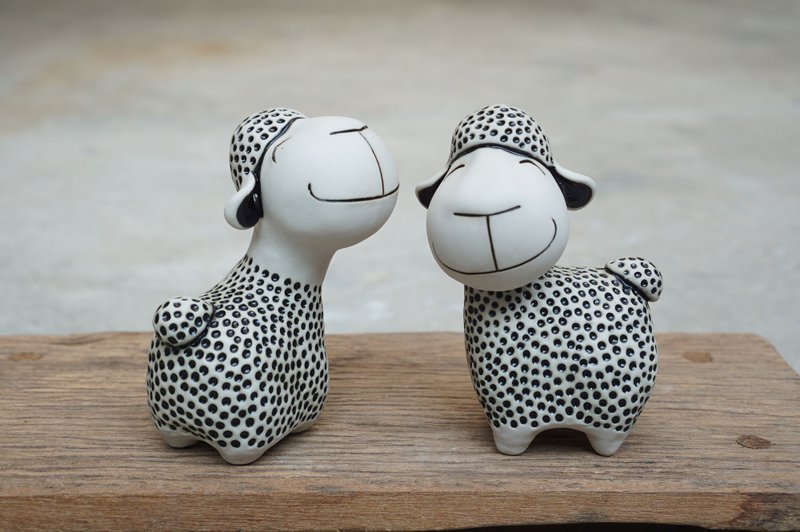Smiling Sheep, Super Cute sheep Couple sheep, Ceramic Sheep ornament - 花瓶/花器 - 瓷 黑色