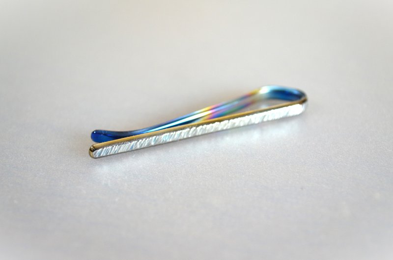 Titanium tie bar・鍛造純チタンネクタイピン・鎚目できらきら惑わせる・虹・５２mm - 領帶/領帶夾 - 其他金屬 多色