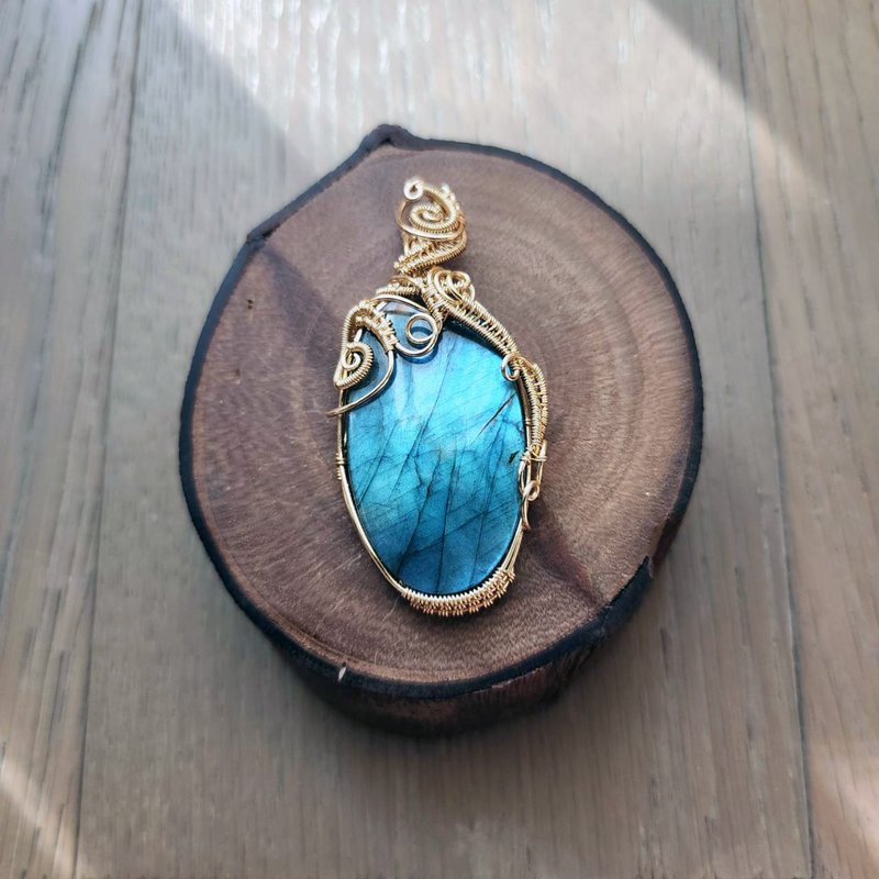 [Handmade by Qu Shuichen] Blue Labradorite Metal Wire Braided Pendant - สร้อยคอ - เครื่องเพชรพลอย สีน้ำเงิน