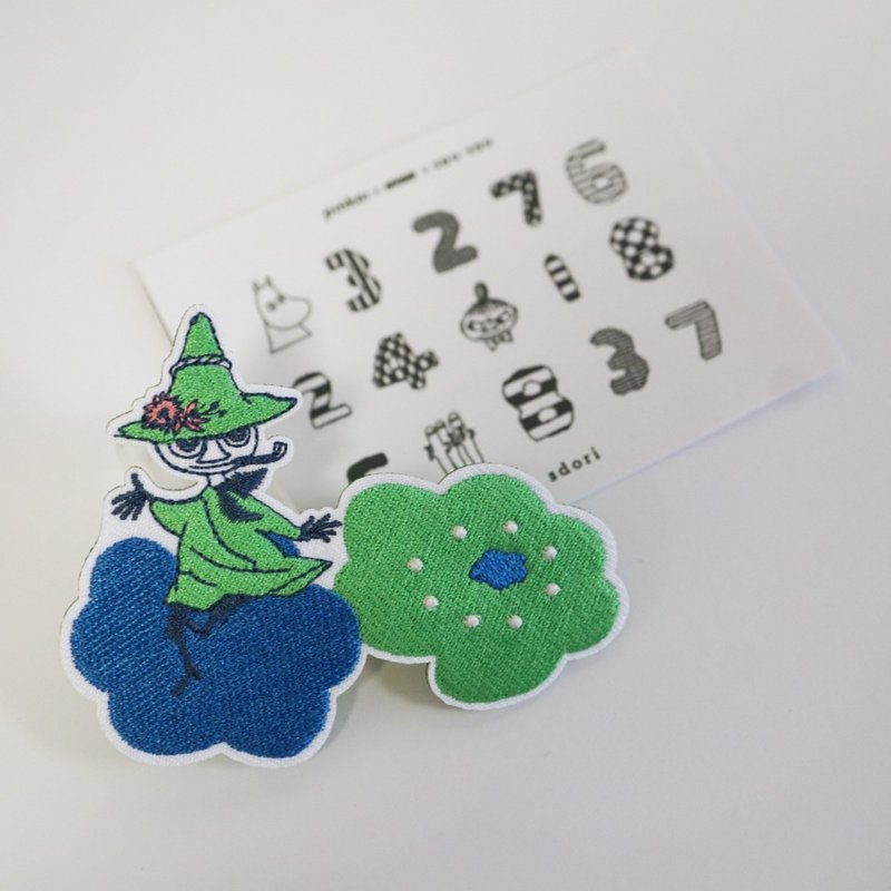 【Pinkoi x Moomin x SOU・SOU】Embroidered Pin - Snufkin (B) - เข็มกลัด - งานปัก 