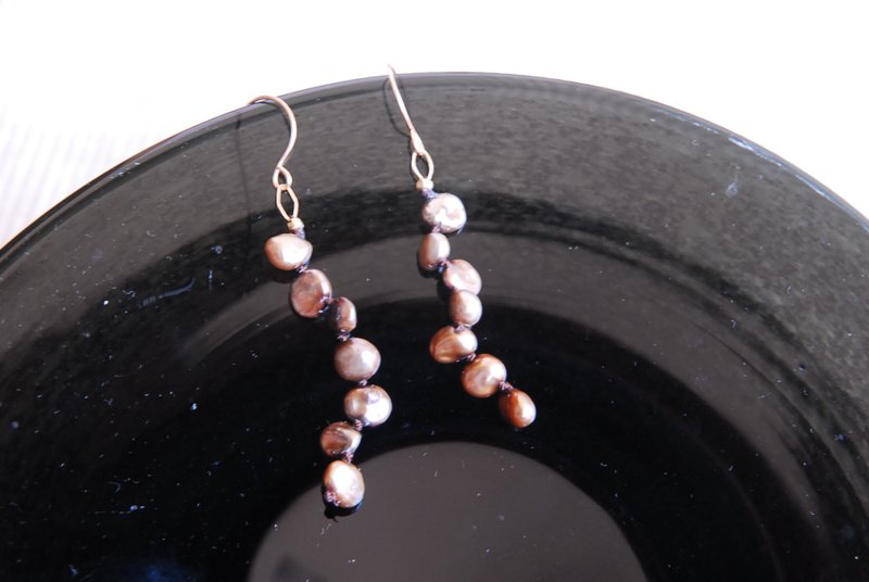 小粒ケシパールのピアス　茶色１４kgf - ピアス・イヤリング - 真珠 ブラウン