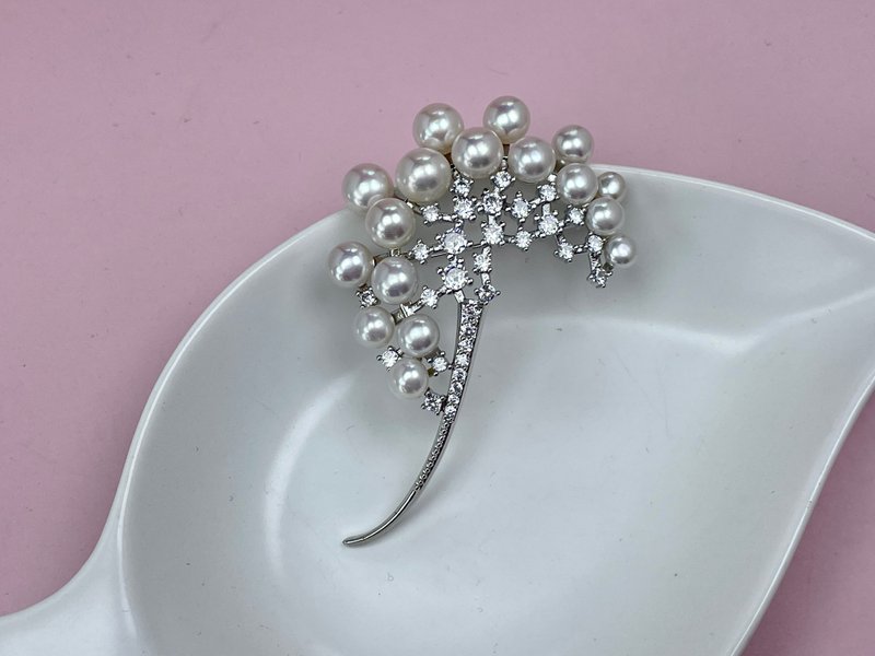 Dandelion Rhapsody Natural Seawater Pearl Akoya Brooch - เข็มกลัด - ไข่มุก ขาว