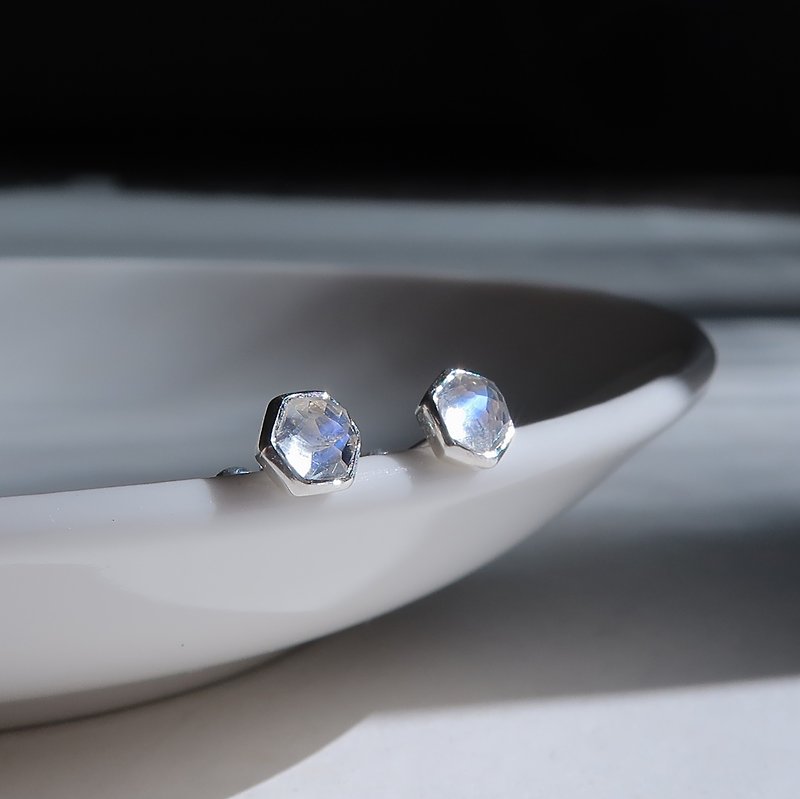925 sterling silver moonstone hexagonal beaded bead lock earrings and Clip-On - ต่างหู - เงินแท้ สีเงิน