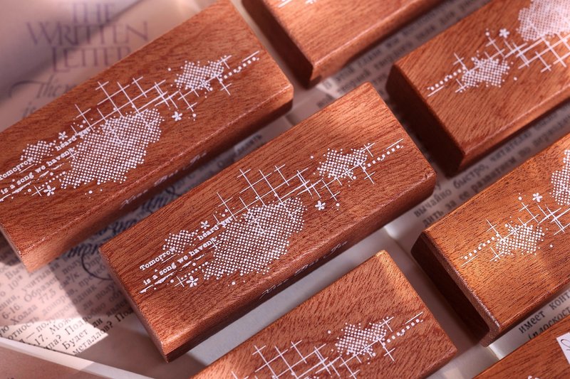 【交錯】【四季的回響】沙比利紅橡膠手帳基礎網格打底復古木印章 - 印章/印台 - 紙 卡其色