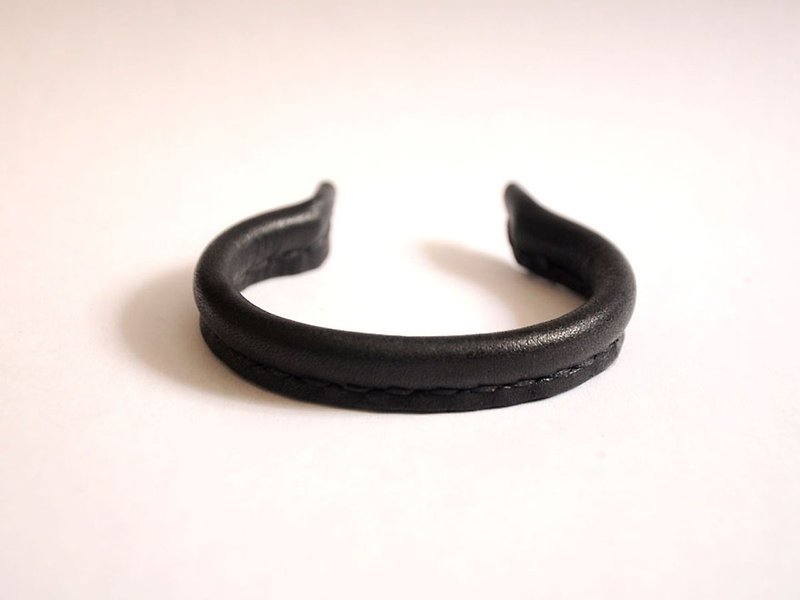 The last word, simple style handmade leather bracelet with titanium core (hand lettering) - สร้อยข้อมือ - หนังแท้ สีส้ม