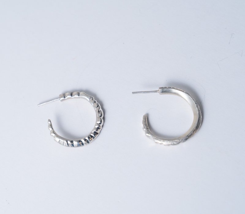 Sterling silver horn hoop earrings - 耳環/耳夾/耳骨夾 - 純銀 銀色