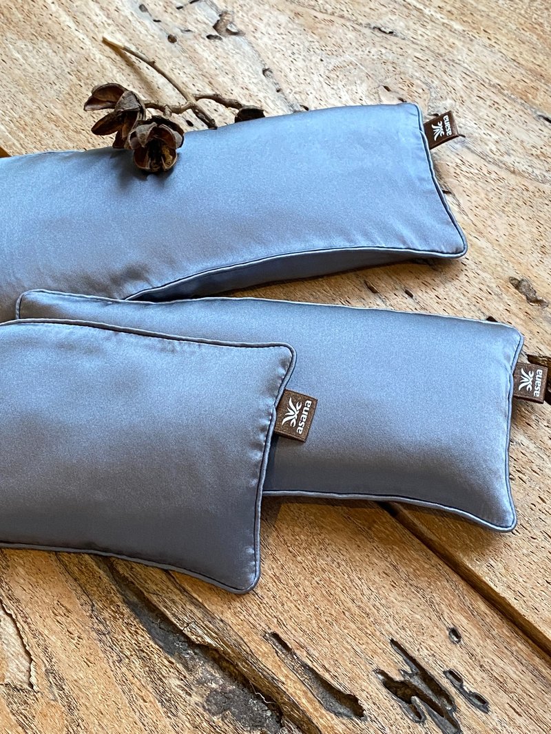 Restorative Yoga Eye Pillow-icy blue - หมอน - ผ้าไหม สีน้ำเงิน