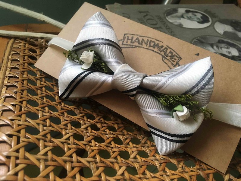 結婚畢業禮物- 古董布花領帶改製手工領結-銀白-玫瑰花版 - 煲呔 - 絲．絹 白色