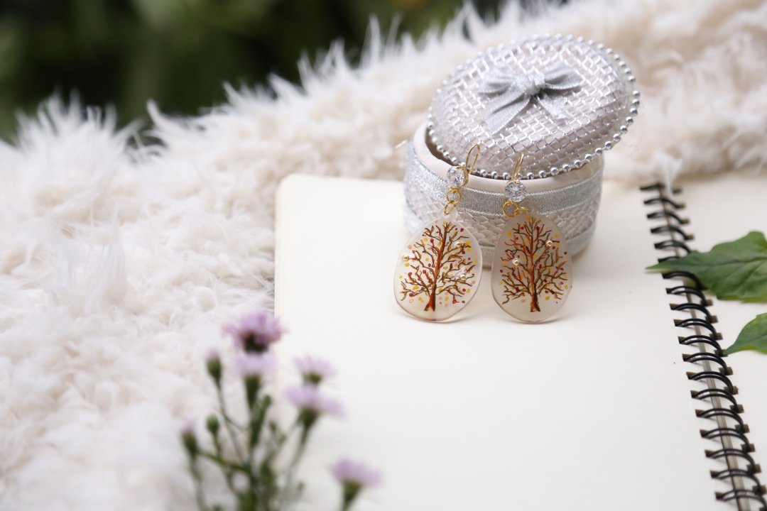 ต่างหู Fallen Leaves ต้นซากุระในฤดูใบไม้ร่วง - ต่างหู - อะคริลิค สีใส
