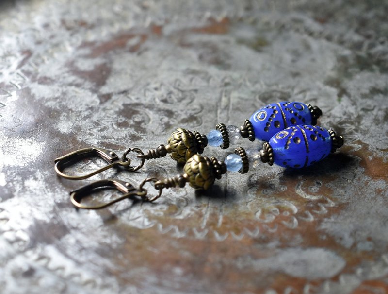 露草色チェコヴィンテージビーズとラブラドライトとアクアマリン、蓮華ブラスのピアス - 耳環/耳夾/耳骨夾 - 玻璃 藍色