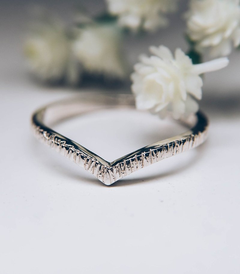 獨特銀色人字形戒指 V形裂紋光澤面 - 非凡承諾戒指 - 戒指 - 純銀 銀色