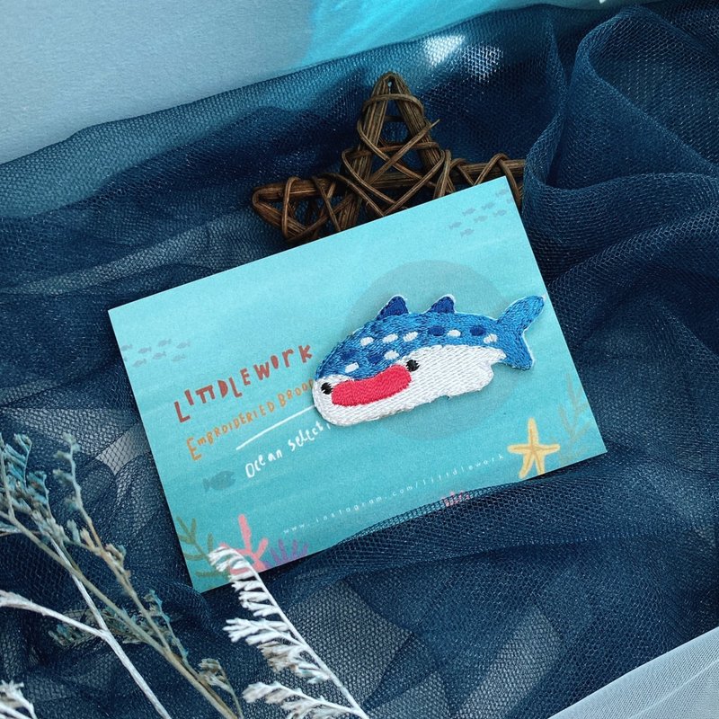 刺繡別針/燙貼 | 海洋系列 | 鯨鯊 | Littdlework - 徽章/別針 - 繡線 多色