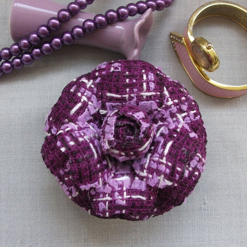 Camellia flower brooch in lilac fabric - เข็มกลัด - ขนแกะ สีม่วง