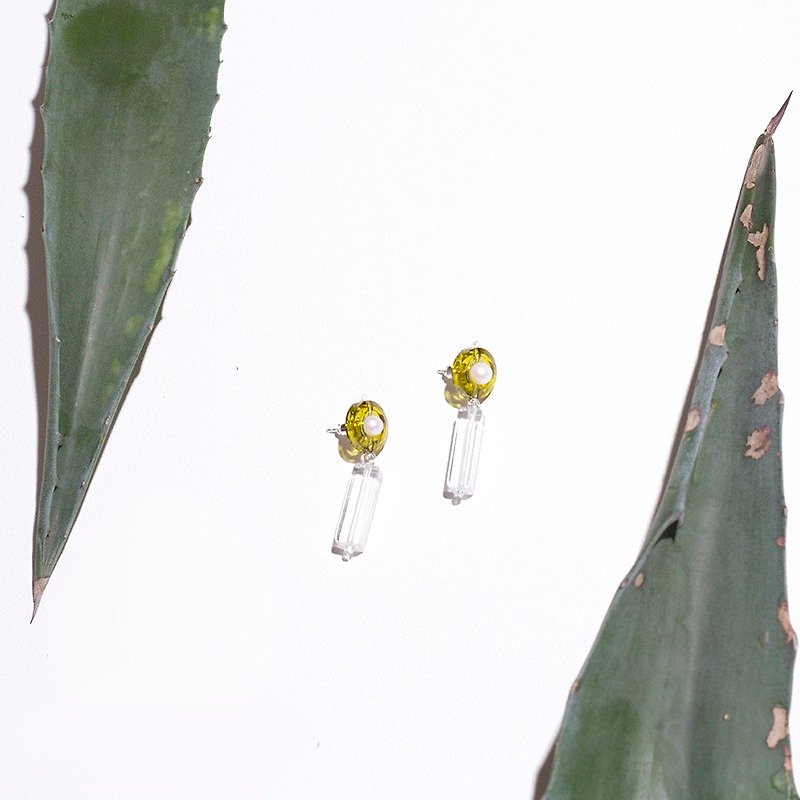 Olive green crystal pearl earrings female silver allergy natural light luxury temperament earrings fresh and refined elegant Yun - Earrings & Clip-ons - Gemstone Green