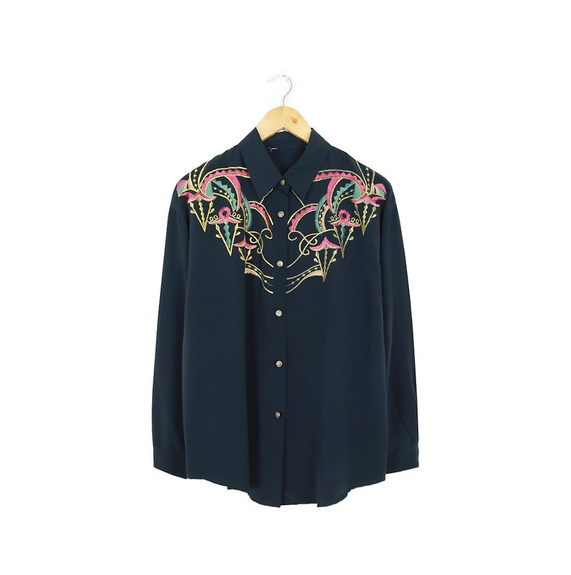 Back to Green :: silk flower embroidery shirt midnight circus Unisex wear vintage (SHJ-03) - เสื้อเชิ้ตผู้หญิง - ผ้าไหม สีดำ