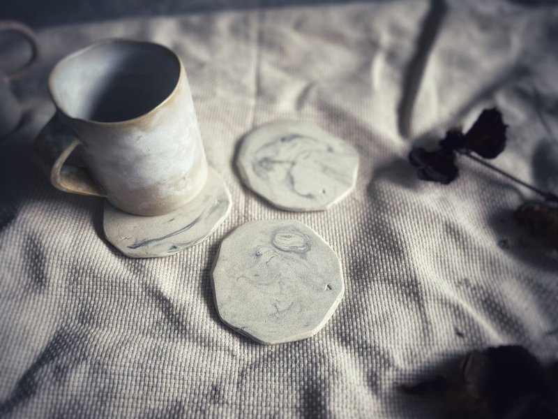 White pottery frosting / ink twisted tire coaster combination pot holder on the table - 3-piece set - Coasters - Pottery White