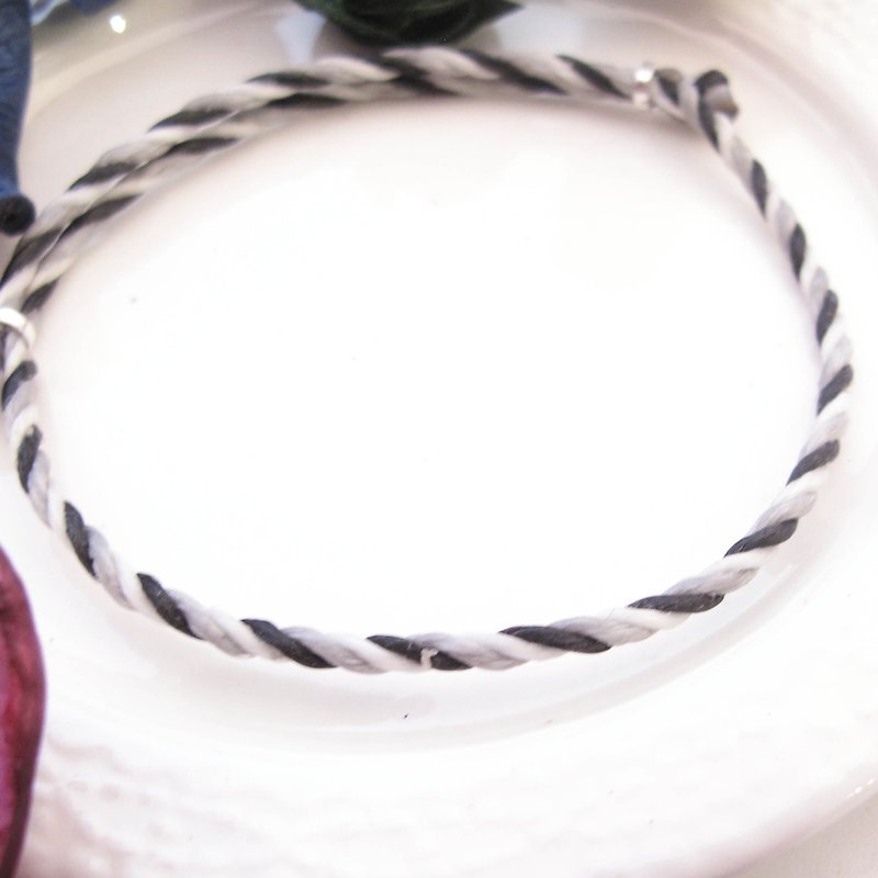 囡仔仔[Handmade] Grayscale × wax rope bracelet black and white gray black white gray - Bracelets - Polyester Black