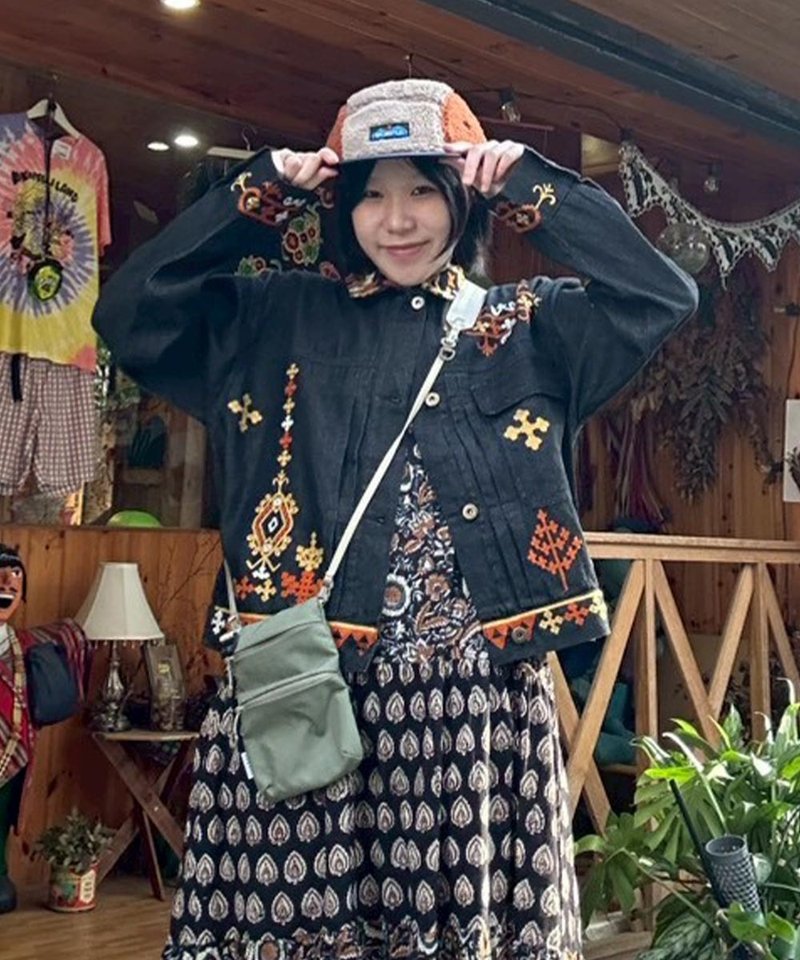 【熱門預購】 民族風刺繡牛仔襯衫  女款(2色) ILL-5309 - 女襯衫 - 棉．麻 