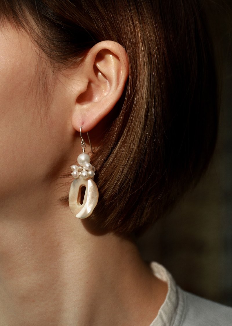 Oval Shell Pearl Earrings-Can be used as clip-on earrings - ต่างหู - โลหะ ขาว