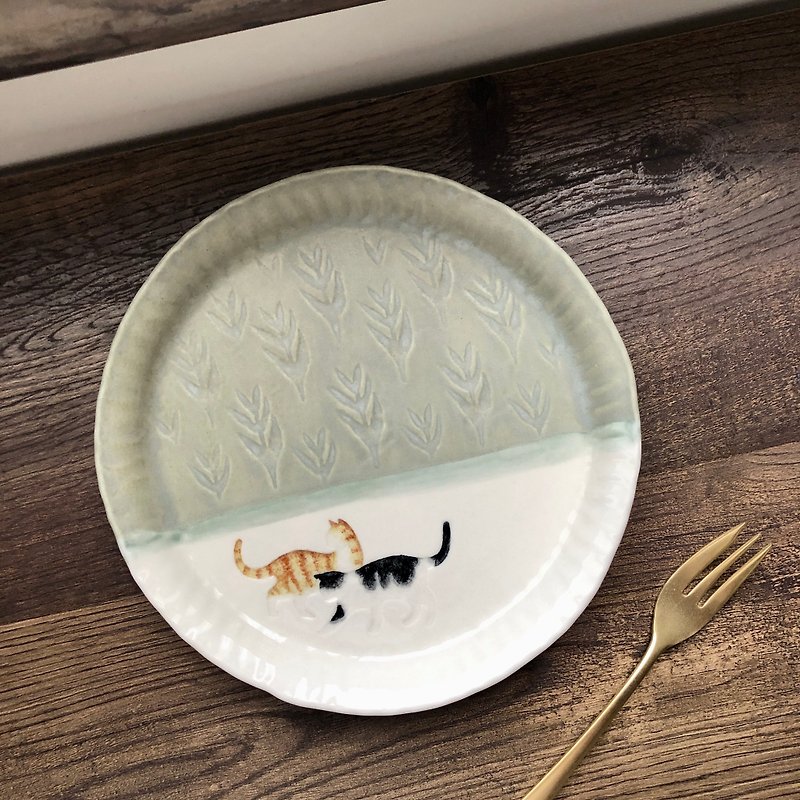 Field kitten/Handmade ceramic dinner plate 18 cm/Orange cat and black and white cat on white background - Plates & Trays - Porcelain Multicolor