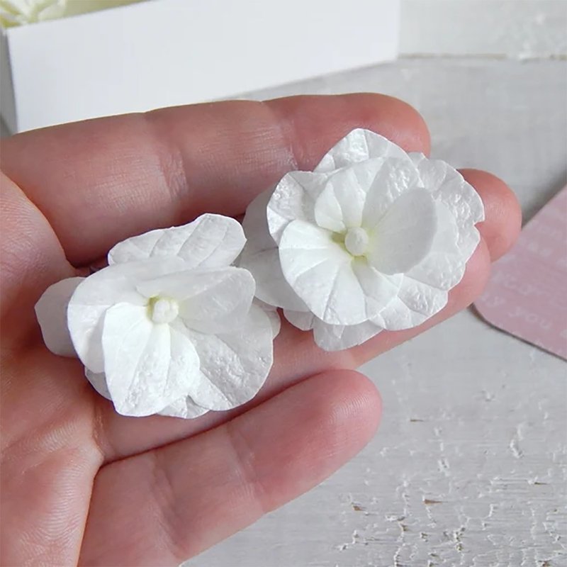 White flower earrings Wedding floral jewelry Bridesmaid gifts Hydrangea earrings - ต่างหู - สแตนเลส สึชมพู