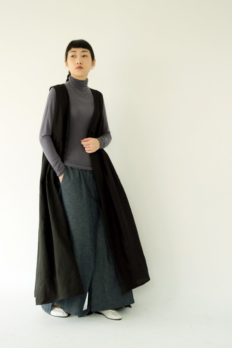 川 衣 WEAR BEING  V領百摺背心長洋裝 黑色亞麻 - 背心/無袖上衣 - 亞麻 黑色
