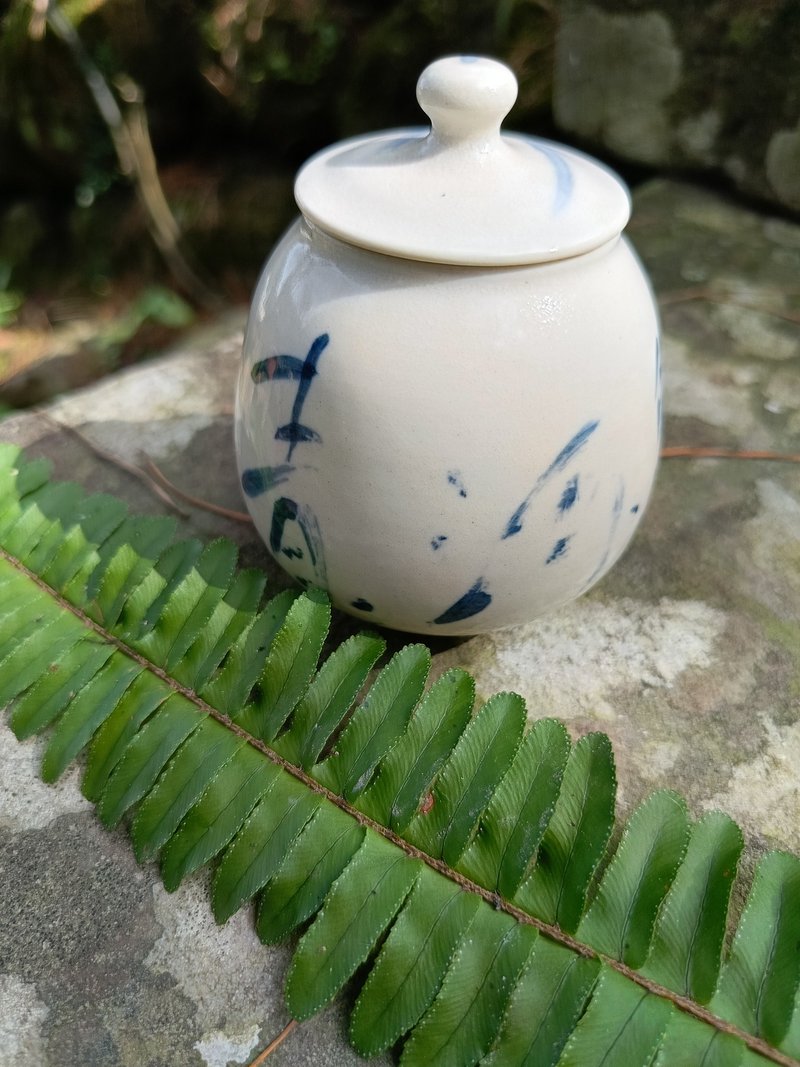 白瓷一兩小茶倉手寫手繪水墨書法風 - 茶壺/茶杯/茶具 - 瓷 白色