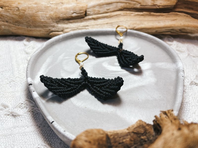 [Pearl] mermaid mermaid tail braided Bronze earrings black sea floor - ต่างหู - ทองแดงทองเหลือง สีดำ