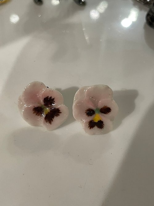 And Mary AndMary 手繪瓷耳環-粉色三色堇 禮盒裝 Pink Pansy Earrings