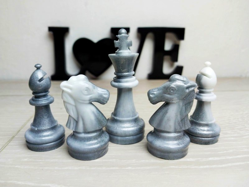 ボード付きカスタム樹脂チェスセット |キングのサイズ 2.75 インチ (7 cm) |エポキシ樹脂 - ボードゲーム・玩具 - レジン グレー