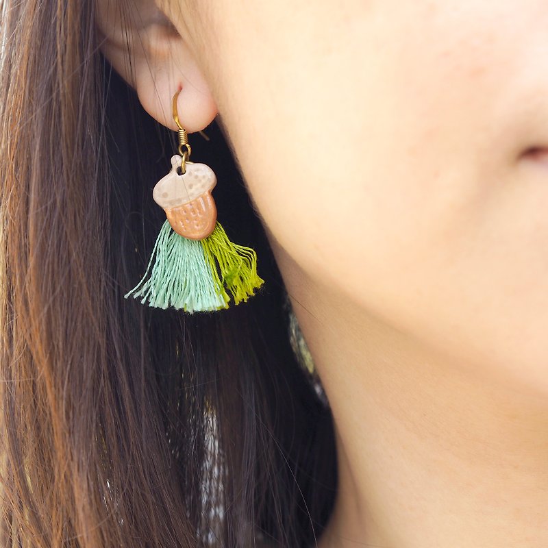 森林派- 新鮮的橡果 陶瓷手繪耳環 原創 手作耳環 - 耳環/耳夾 - 瓷 綠色