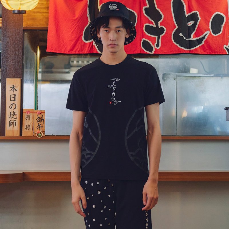 江戶勝 日系 男裝 斜邊大LOGO短袖T恤(黑色) #上衣 - 男 T 恤 - 棉．麻 黑色
