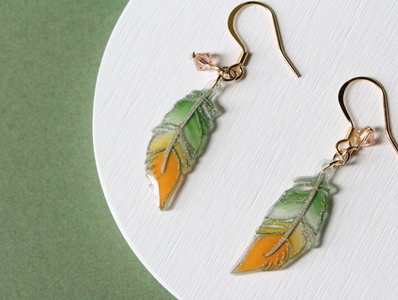 【Shrink plastic】Green and orange gradation feather earring/ clip-on - ต่างหู - เรซิน สีเขียว