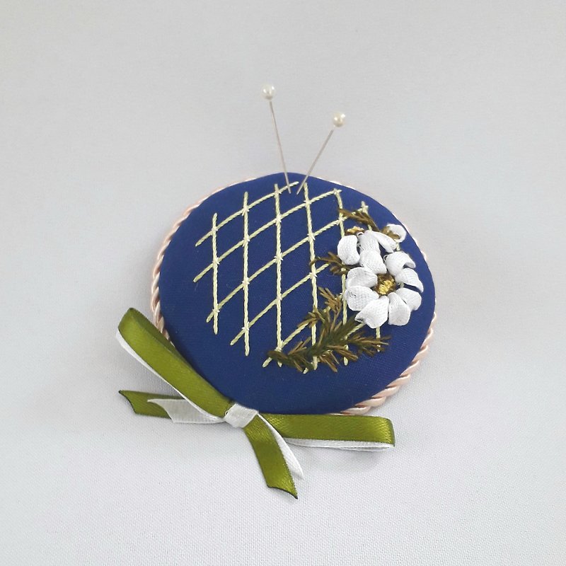 針墊 Blue pin cushion pillow ribbon embroidery - 編織/羊毛氈/布藝 - 繡線 藍色