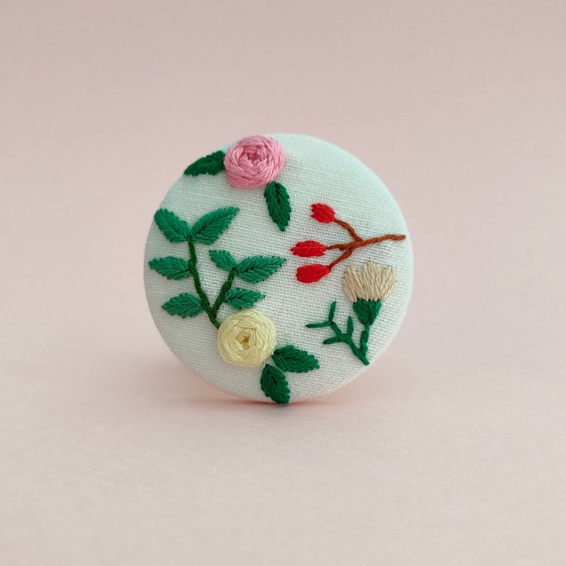 バラと緑の刺繍ブローチor刺繍ヘアゴム - 胸針 - 棉．麻 綠色