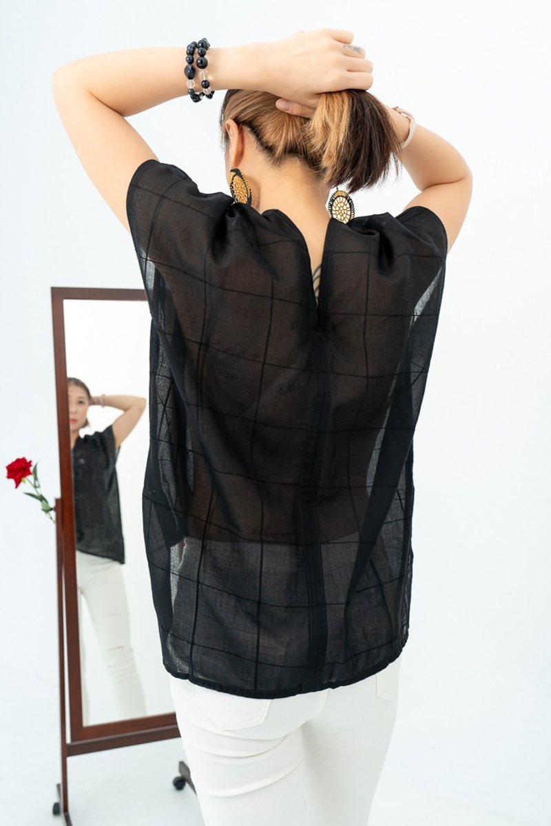 ユニークでちょっぴりセクシーな黒のチェック柄スクエアシャツ - トップス - コットン・麻 ブラック