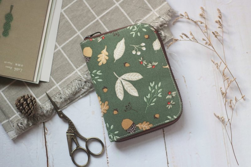 Hand-made short clip bag. Green autumn leaves and fruits - Wallets - Cotton & Hemp Green