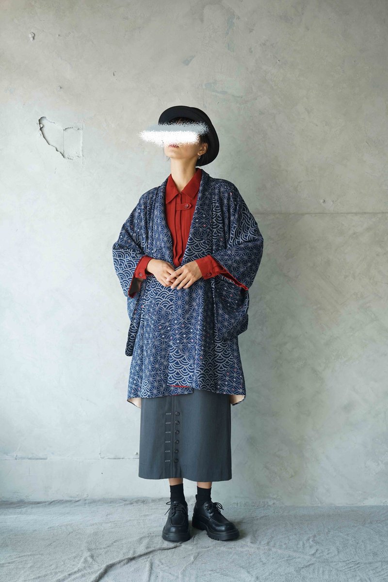 尋寶古著-日本傳統圖紋藍白色印花絹料小紋和服改製罩衫外套 - 女大衣/外套 - 絲．絹 藍色