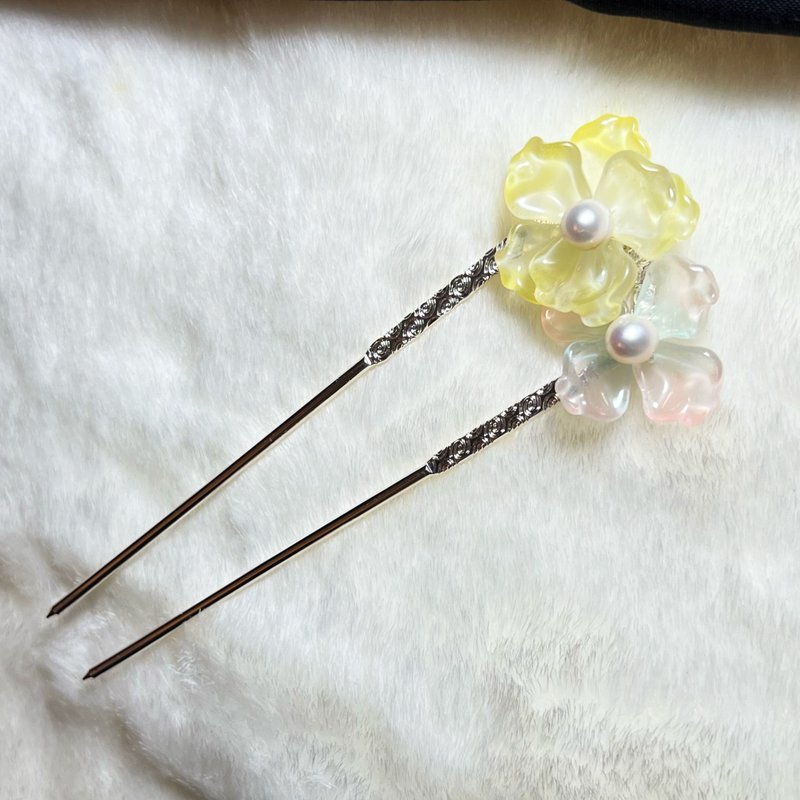 黃粉透青綠雙櫻草花珍珠髮簪 ‧ 一物一圖 ‧ - 髮圈/髮夾 - 珍珠 黃色