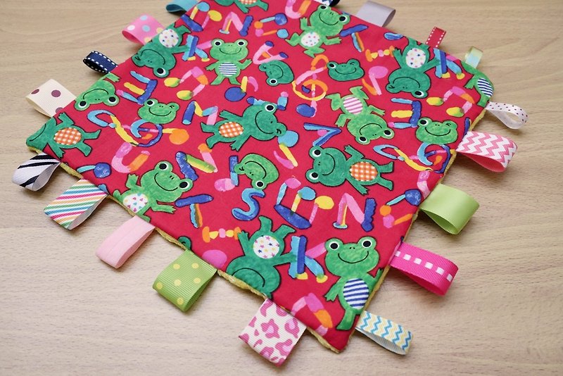 [Miya ko. Grocery cloth hand made] English alphabet cute frog frog baby frog baby appeasing towel / bean soothing towel / security / full moon ceremony - อื่นๆ - ผ้าฝ้าย/ผ้าลินิน 