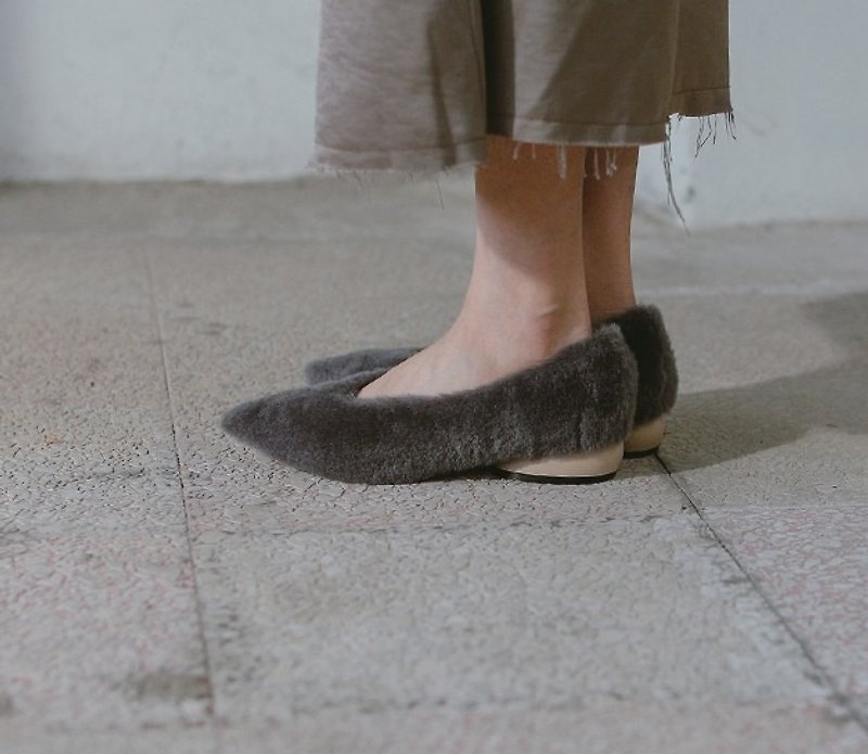 Fluffy wool ellipsoid with leather pointed shoes - รองเท้าหนังผู้หญิง - หนังแท้ สีเทา