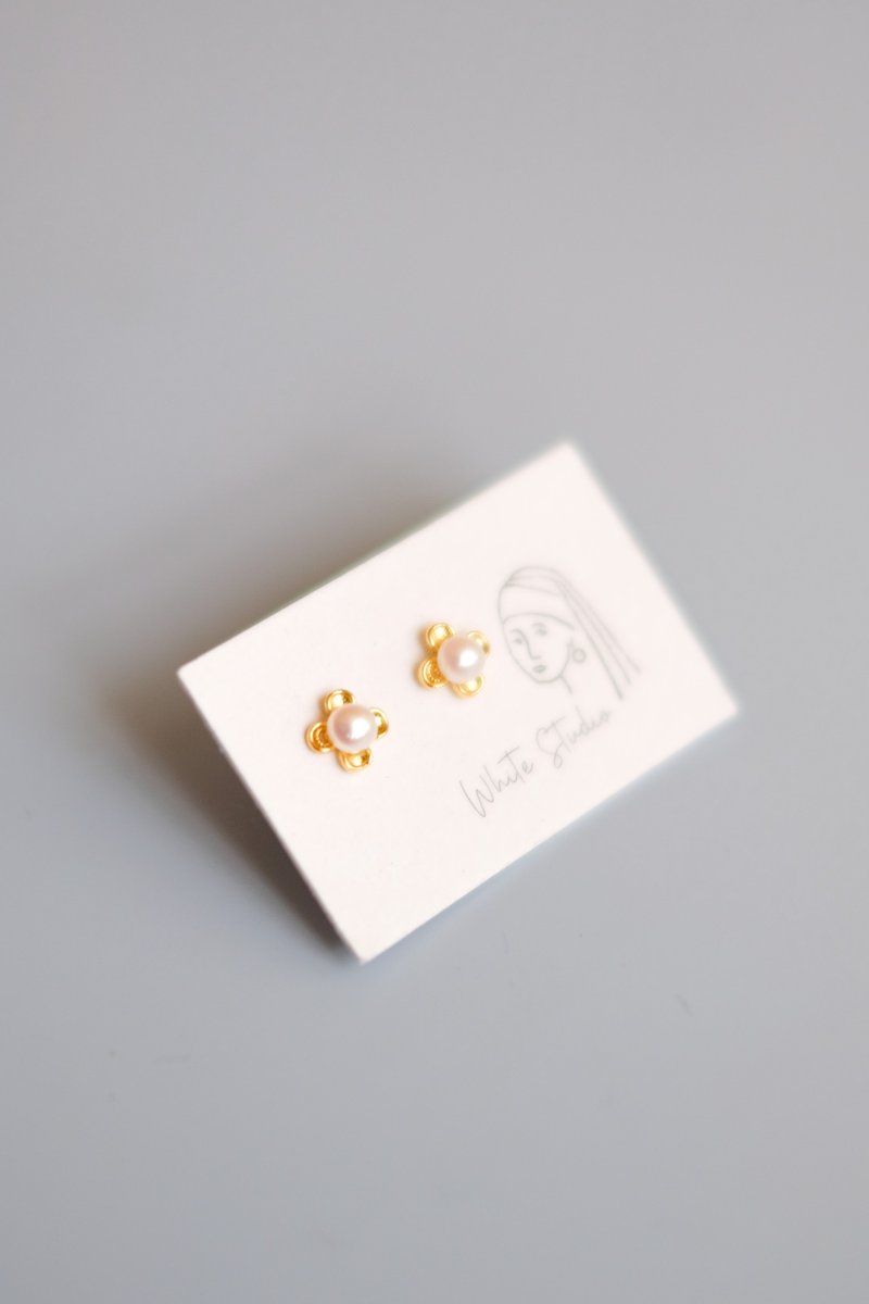 Lou - Mini Freshwater Pearl sterling silver ear studs (gold/silver) - ต่างหู - เงินแท้ สีทอง