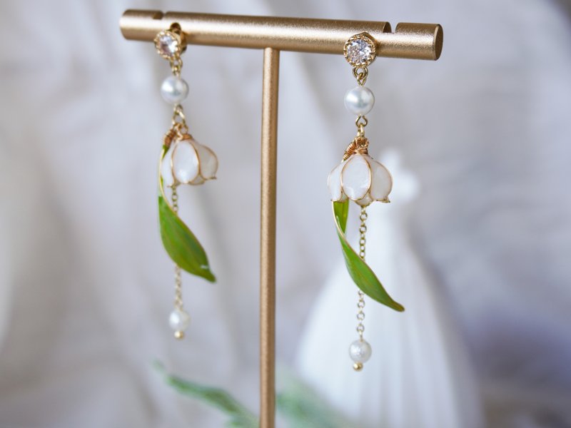 [White six-petal lily of the valley] Handmade original earrings Bronze resin elegant earrings/ear clips - Earrings & Clip-ons - Resin White