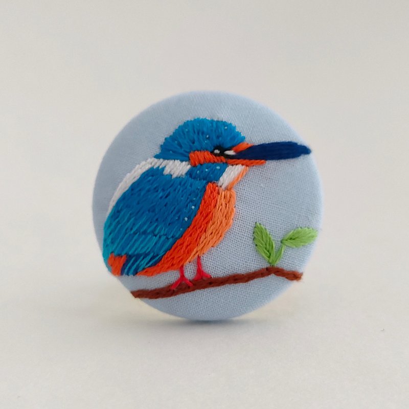 カワセミ刺繍ブローチ - 胸針 - 棉．麻 藍色