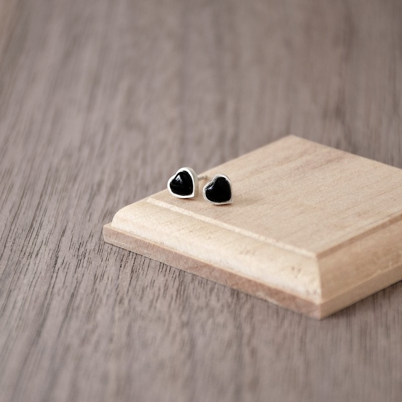 Handmade Black Heart-shaped Onyx with sterling silver Stud Earring - ต่างหู - เครื่องเพชรพลอย สีดำ