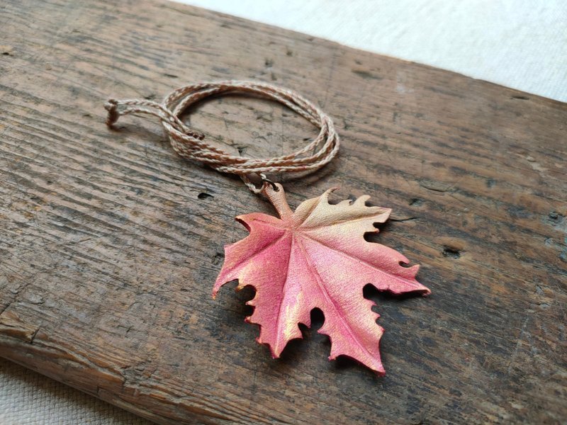 [Sugar maple Wax rope necklace/single] hand-dyed leather/Japanese maple/Canadian maple/Japanese style/autumn/maple leaf - สร้อยคอ - หนังแท้ 