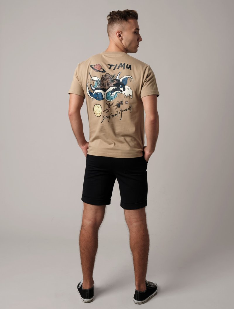 絕版特惠 - 淺卡其 / Manta Island 慢潛內太空 Tee - 其他 - 棉．麻 卡其色