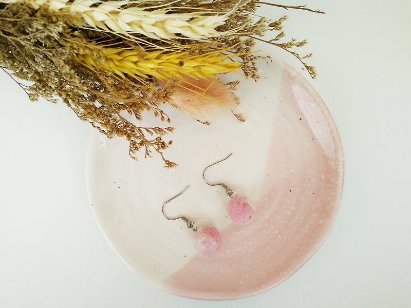 Wool felt single ball mixed color earrings (ear hook / ear clip) pink agreed Taiwan handmade limited production - ต่างหู - ขนแกะ สึชมพู