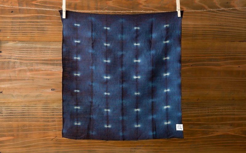 The indigo tie-dye Organic linen handkerchief (firefly) - อื่นๆ - ผ้าฝ้าย/ผ้าลินิน สีน้ำเงิน